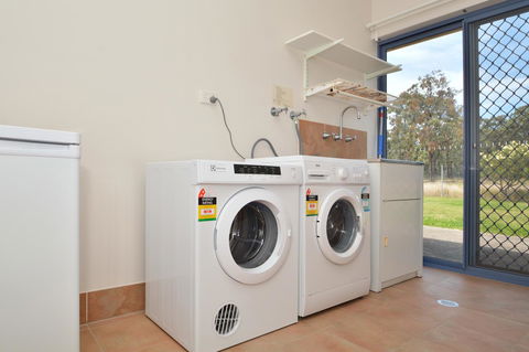 JE Guesthouse, Central To All The Hunter Valley Has To Offer - Accommodation Main Beach 38