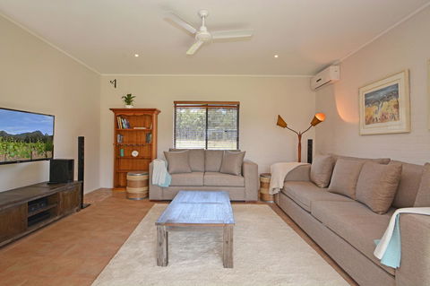 JE Guesthouse, Central To All The Hunter Valley Has To Offer - Accommodation Main Beach 3
