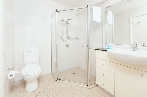 Waterfront Apartment On Sydney Harbour - Accommodation Main Beach 3
