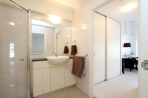 Waterfront Apartment On Sydney Harbour - Accommodation Main Beach 4