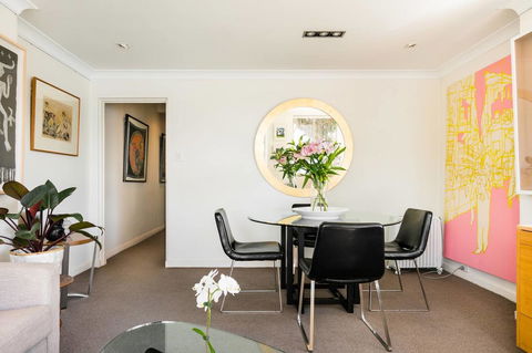 Waterfront Apartment Brimming With Inspirational Artwork - Accommodation Main Beach 12