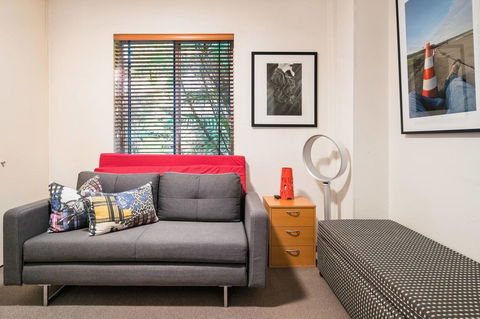 Waterfront Apartment Brimming With Inspirational Artwork - Accommodation Main Beach 14