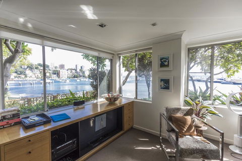 Waterfront Apartment Brimming With Inspirational Artwork - Accommodation Main Beach 6