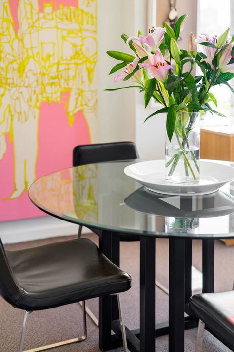 Waterfront Apartment Brimming With Inspirational Artwork - Accommodation Main Beach 23