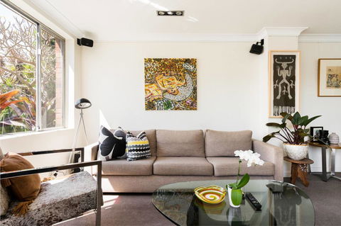 Waterfront Apartment Brimming With Inspirational Artwork - Accommodation Main Beach 19