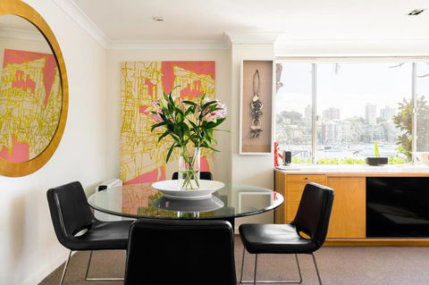 Waterfront Apartment Brimming With Inspirational Artwork - Accommodation Main Beach 21