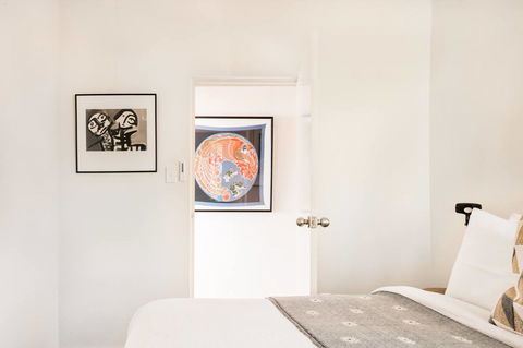 Waterfront Apartment Brimming With Inspirational Artwork - Accommodation Main Beach 29