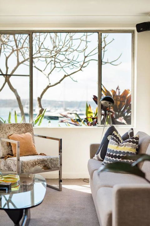 Waterfront Apartment Brimming With Inspirational Artwork - Accommodation Main Beach 17