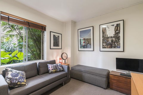 Waterfront Apartment Brimming With Inspirational Artwork - Accommodation Main Beach 3