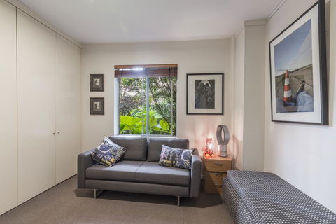 Waterfront Apartment Brimming With Inspirational Artwork - Accommodation Main Beach 4