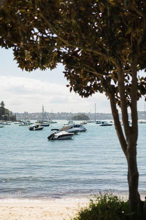 Waterfront Apartment Brimming With Inspirational Artwork - Accommodation Main Beach 9