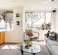 Waterfront Apartment Brimming with Inspirational Artwork - Accommodation Main Beach
