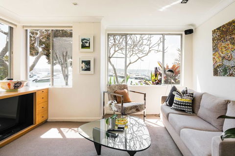 Waterfront Apartment Brimming With Inspirational Artwork - Accommodation Main Beach 0
