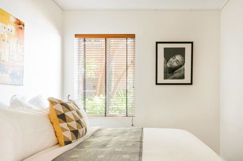 Waterfront Apartment Brimming With Inspirational Artwork - Accommodation Main Beach 18