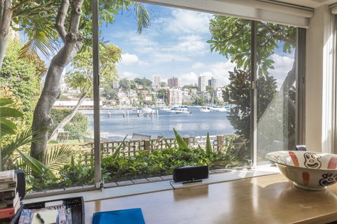 Waterfront Apartment Brimming With Inspirational Artwork - Accommodation Main Beach 7