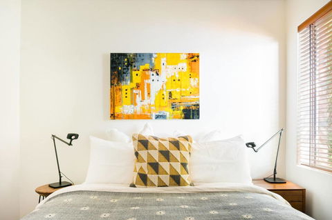 Waterfront Apartment Brimming With Inspirational Artwork - Accommodation Main Beach 16