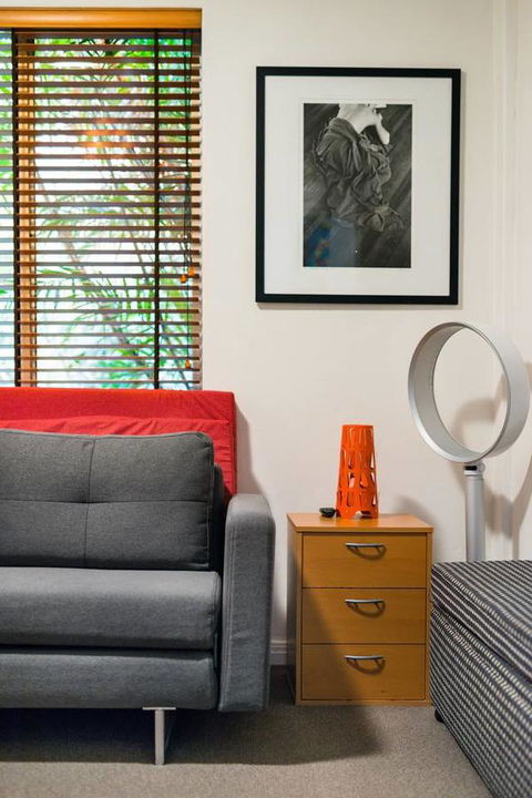 Waterfront Apartment Brimming With Inspirational Artwork - Accommodation Main Beach 11