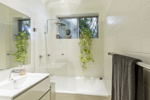 Waterfront Apartment Brimming With Inspirational Artwork - Accommodation Main Beach 2