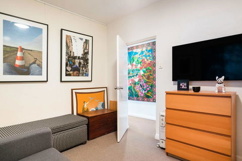 Waterfront Apartment Brimming With Inspirational Artwork - Accommodation Main Beach 22