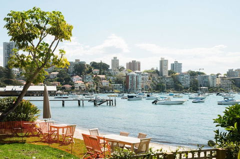 Waterfront Apartment Brimming With Inspirational Artwork - Accommodation Main Beach 26