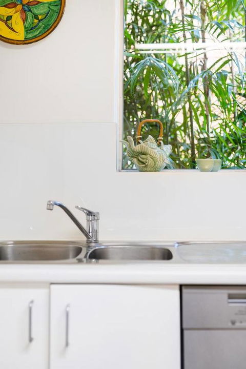 Waterfront Apartment Brimming With Inspirational Artwork - Accommodation Main Beach 15