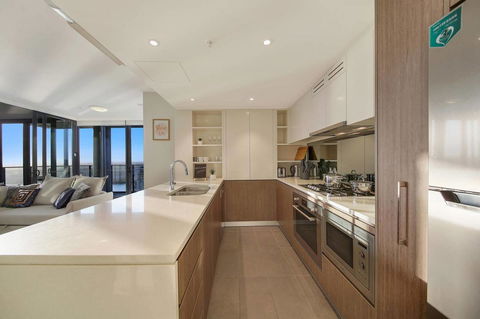 Stunning Sunset Water View 2BEDs On High Rises - Accommodation Main Beach 11
