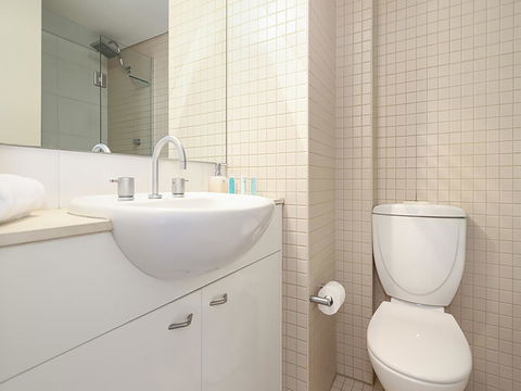 Lower Bridge And Sails - Executive 2BR Darlinghurst Apartment With Balcony And Rooftop Views - Accommodation Main Beach 10