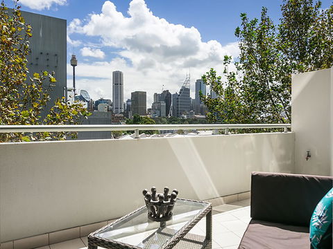 Lower Bridge And Sails - Executive 2BR Darlinghurst Apartment With Balcony And Rooftop Views - Accommodation Main Beach 6