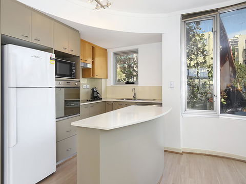 Lower Bridge And Sails - Executive 2BR Darlinghurst Apartment With Balcony And Rooftop Views - Accommodation Main Beach 3