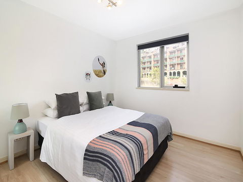 Lower Bridge And Sails - Executive 2BR Darlinghurst Apartment With Balcony And Rooftop Views - Accommodation Main Beach 7