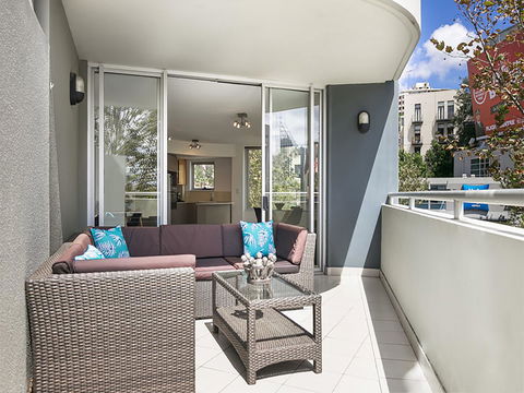 Lower Bridge And Sails - Executive 2BR Darlinghurst Apartment With Balcony And Rooftop Views - Accommodation Main Beach 5