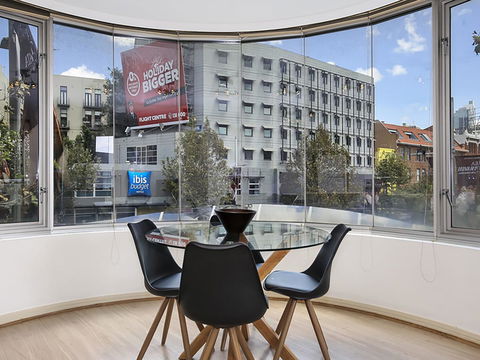 Lower Bridge And Sails - Executive 2BR Darlinghurst Apartment With Balcony And Rooftop Views - Accommodation Main Beach 1