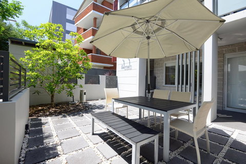 The Blenheim - Accommodation Main Beach 10