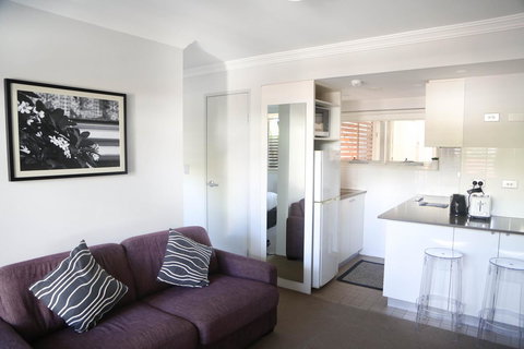 The Blenheim - Accommodation Main Beach 3