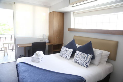 The Blenheim - Accommodation Main Beach 2