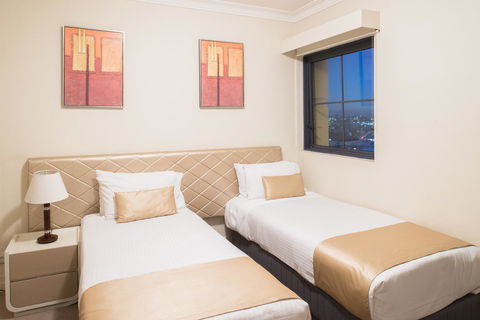 Seasons Harbour Plaza - Accommodation Main Beach 5