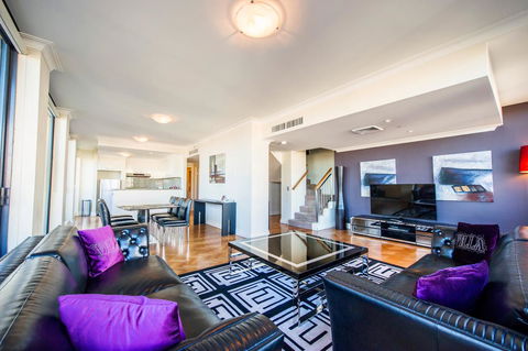 Seasons Harbour Plaza - Accommodation Main Beach 28