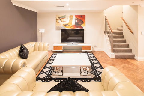 Seasons Harbour Plaza - Accommodation Main Beach 4