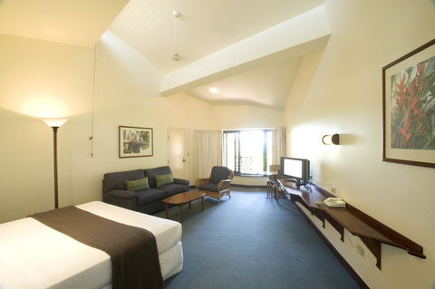 Beach Hotel Resort - Accommodation Main Beach 24