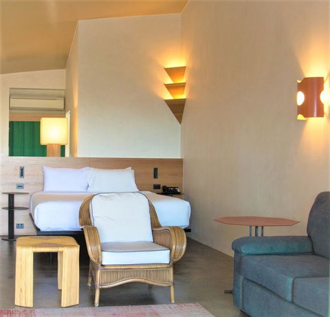 Beach Hotel Resort - Accommodation Main Beach 9