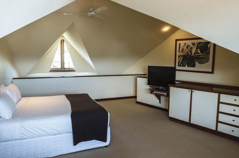Beach Hotel Resort - Accommodation Main Beach 44