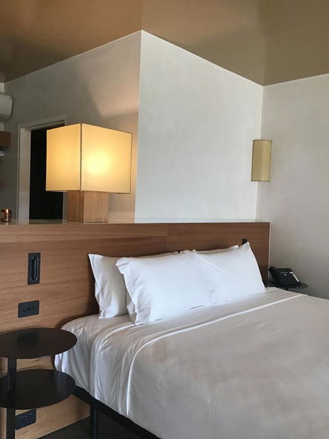 Beach Hotel Resort - Accommodation Main Beach 23