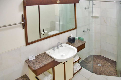 Beach Hotel Resort - Accommodation Main Beach 33