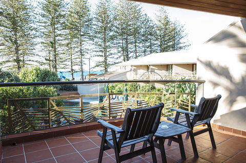 Beach Hotel Resort - Accommodation Main Beach 2