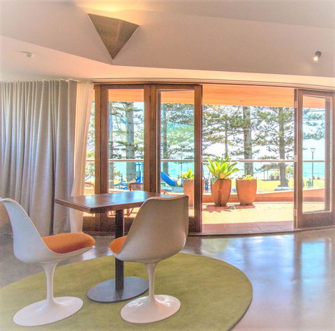 Beach Hotel Resort - Accommodation Main Beach 5