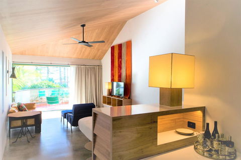 Beach Hotel Resort - Accommodation Main Beach 3