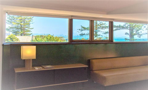 Beach Hotel Resort - Accommodation Main Beach 13