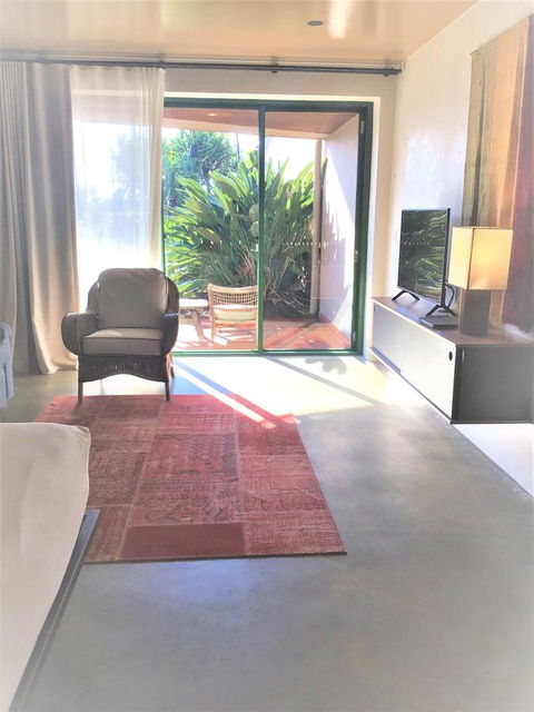 Beach Hotel Resort - Accommodation Main Beach 12