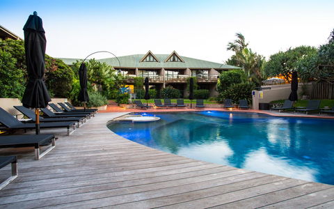 Beach Hotel Resort - Accommodation Main Beach 0