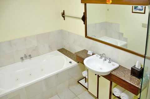 Beach Hotel Resort - Accommodation Main Beach 39